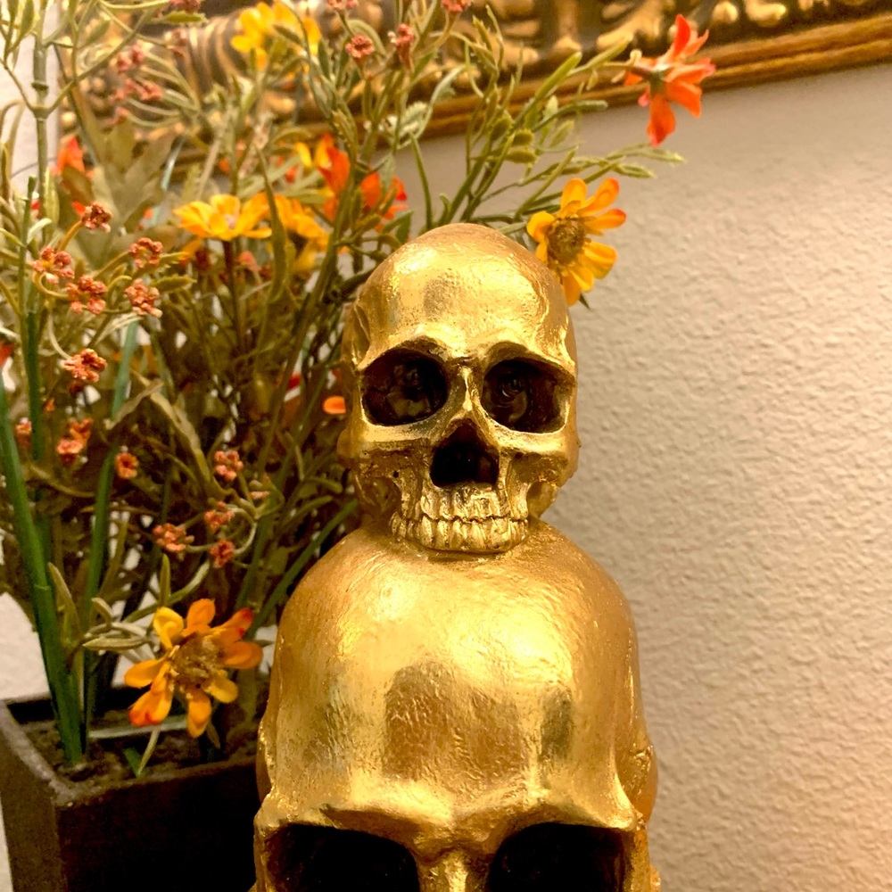 💀 NEW GOTHIC HALLOWEEN TABLETOP DECOR 3 TIER GOLD HUMAN SKULLS LIGHT UP FIGURE - Picture 4 of 10
